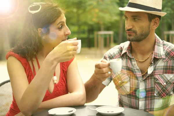 Pareja teniendo un cofee en el parque —  Fotos de Stock