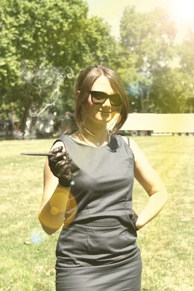 Imagem de uma senhora fumegante no parque — Fotografia de Stock