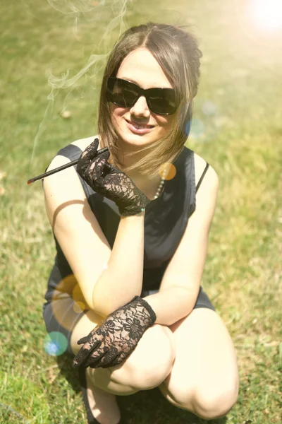 Bild einer rauchenden Dame im Park — Stockfoto