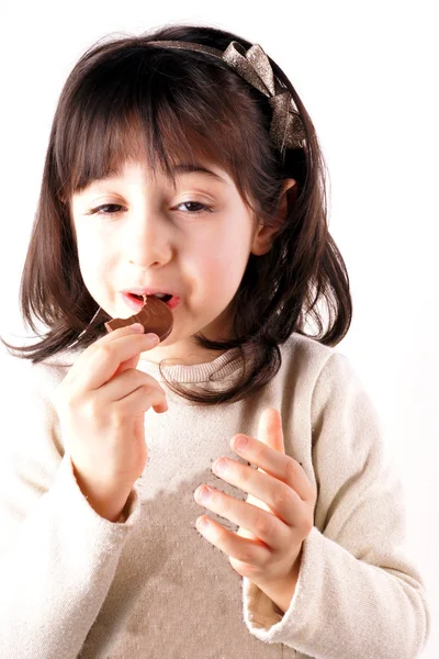 Menina come chocolate — Fotografia de Stock