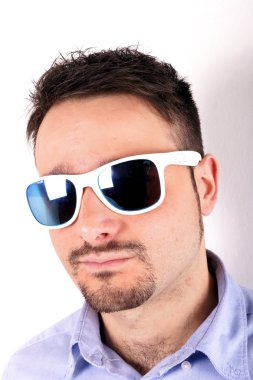 güneş gözlüklü çocuk