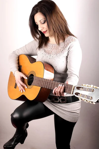 Senhora com guitarra — Fotografia de Stock