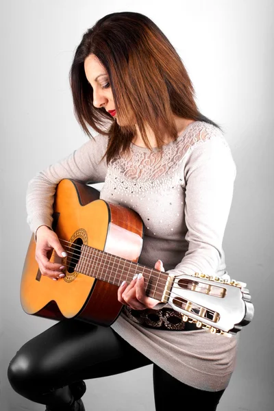 Senhora com guitarra — Fotografia de Stock