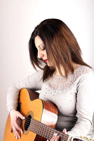 Senhora com guitarra — Fotografia de Stock