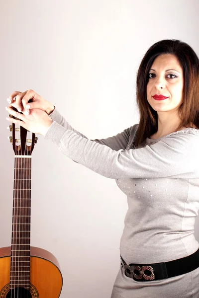 Senhora com guitarra — Fotografia de Stock