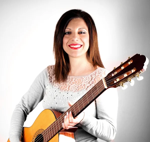 Senhora com guitarra — Fotografia de Stock