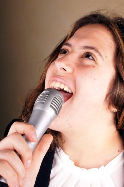 kız mikrofon ile