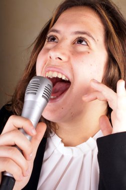 kız mikrofon ile