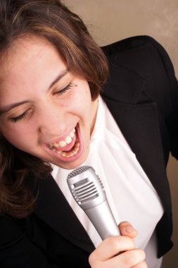 kız mikrofon ile
