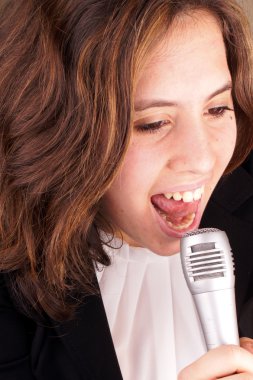 kız mikrofon ile