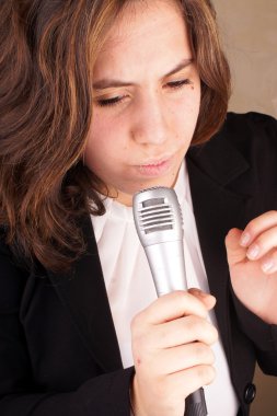 kız mikrofon ile