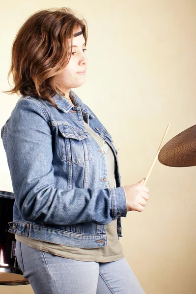 Girl on drums — Stock Photo, Image