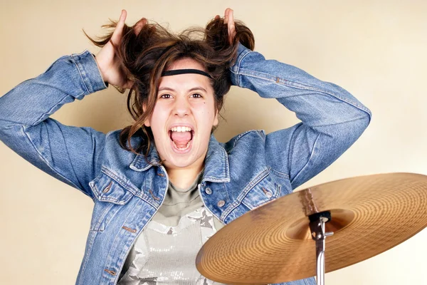 Девушка на барабанах — стоковое фото