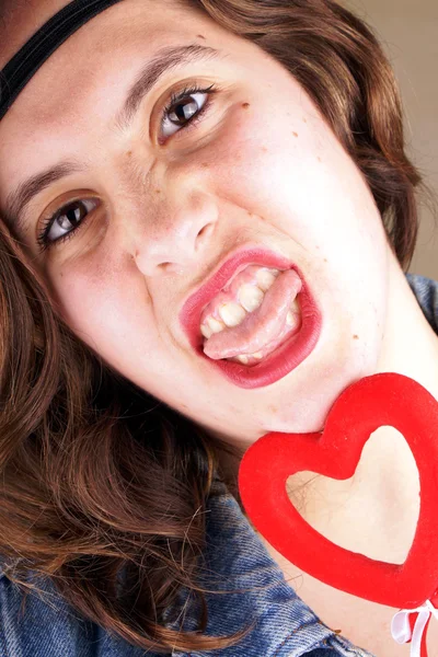 Ragazza con cuore rosso — Foto Stock