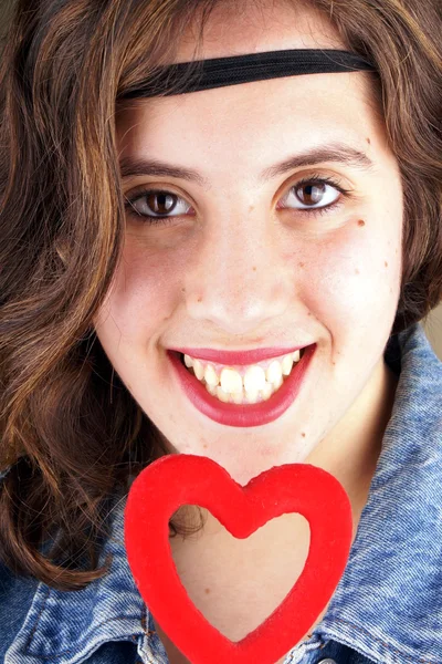 Menina com coração vermelho — Fotografia de Stock