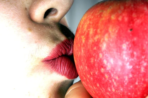 Eating an apple — Stock Photo, Image