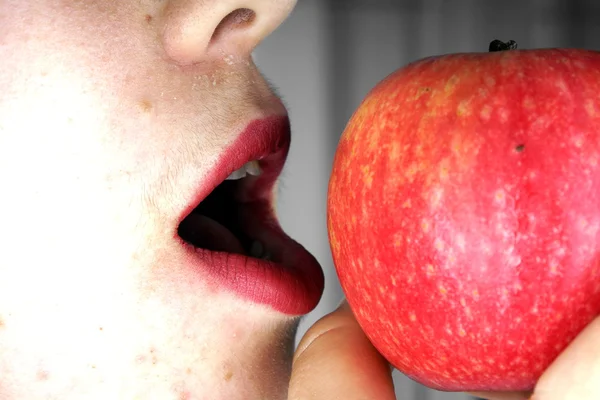 Eating an apple — Stock Photo, Image