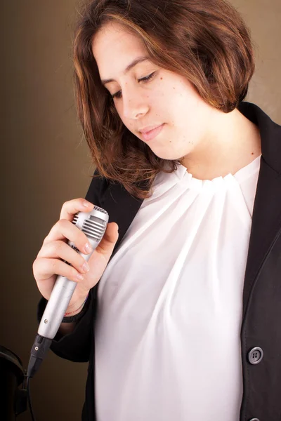 Flicka med mikrofon — Stockfoto