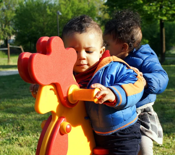 Spielende Kinder — Stockfoto