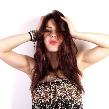 Stüdyo çekim beyaz arka plan üzerinde genç bir kız