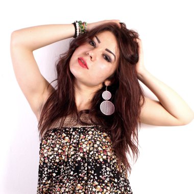 Stüdyo çekim beyaz arka plan üzerinde genç bir kız