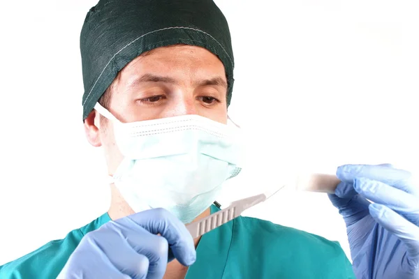 Retrato de um jovem vestindo roupas médicas — Fotografia de Stock