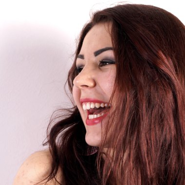 Stüdyo çekim beyaz arka plan üzerinde genç bir kız