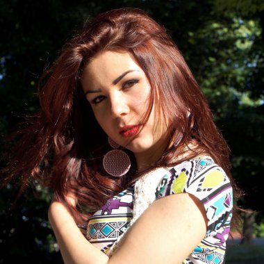 Parkta genç bir Bayan portresi