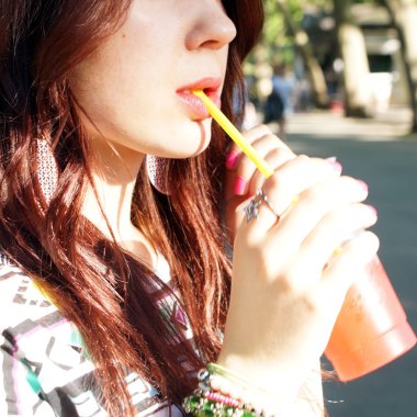 Genç Bayan parkta rüşvet yeme