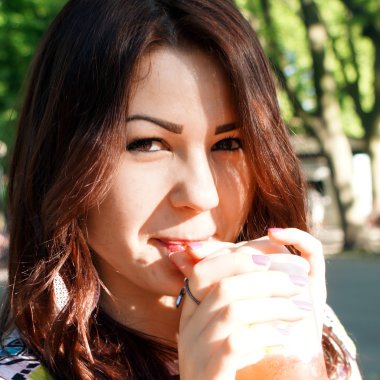 Genç Bayan parkta rüşvet yeme