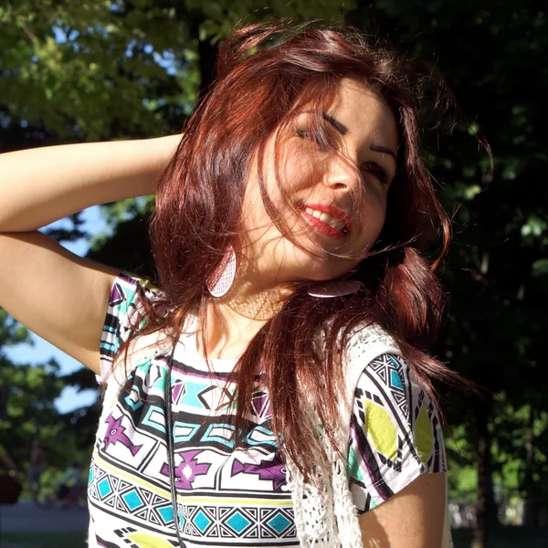 Portrait of a young lady in the park — Stock Photo, Image