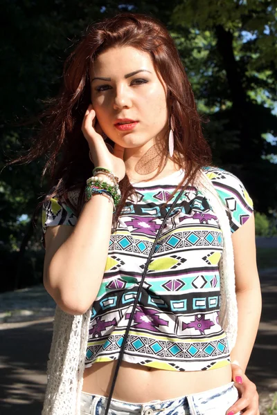 Portrait of a young lady in the park — Stock Photo, Image