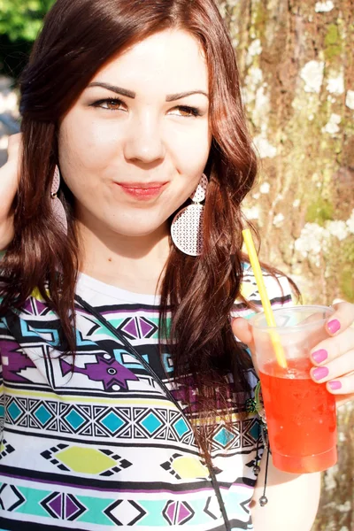 Jovencita comiendo aguanieve en el parque —  Fotos de Stock