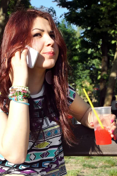 Jovem senhora comendo lama no parque — Fotografia de Stock