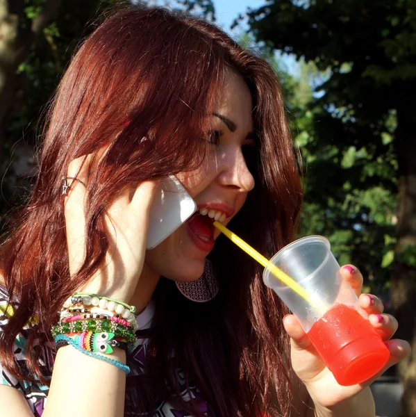 Młoda dama jedzenie błoto w parku — Zdjęcie stockowe