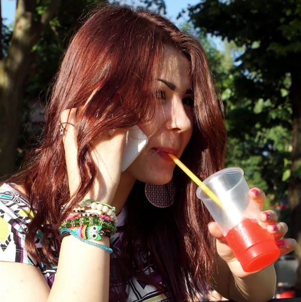 공원에 비 자금을 먹는 아가씨 — 스톡 사진