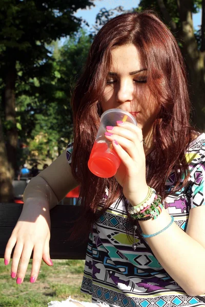 Jovencita comiendo aguanieve en el parque — Foto de Stock