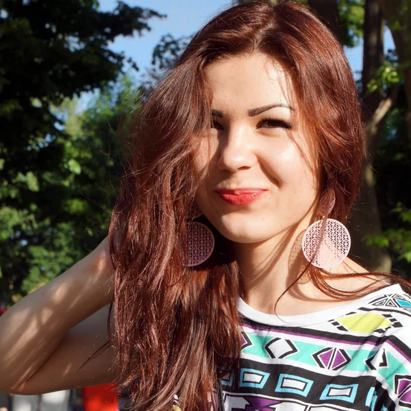 Portrait of a young lady in the park — Stock Photo, Image