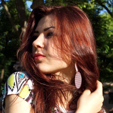 Parkta genç bir Bayan portresi