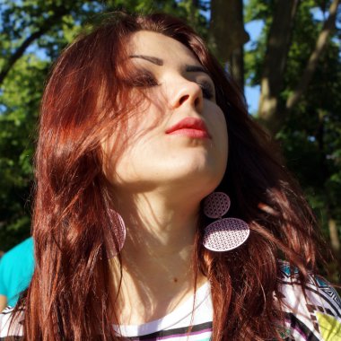 Parkta genç bir Bayan portresi