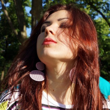 Parkta genç bir Bayan portresi