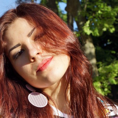 Parkta genç bir Bayan portresi