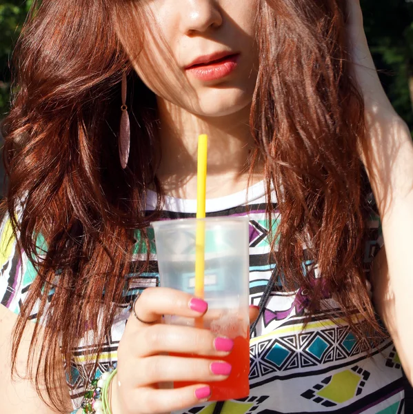 Jovencita comiendo aguanieve en el parque —  Fotos de Stock