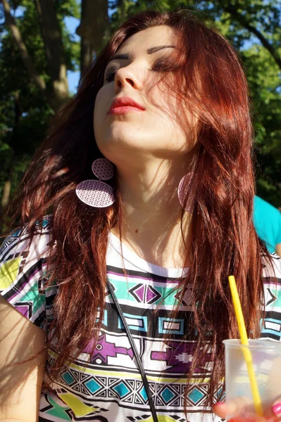 Jovencita comiendo aguanieve en el parque — Foto de Stock