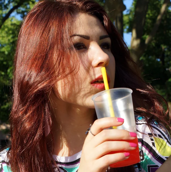 Jovencita comiendo aguanieve en el parque —  Fotos de Stock