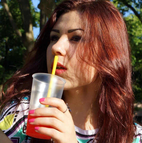 Jovencita comiendo aguanieve en el parque —  Fotos de Stock