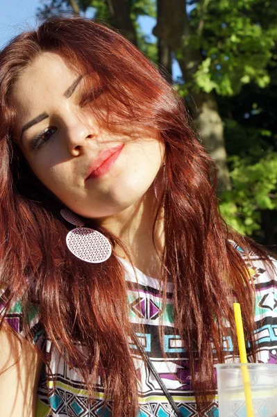 Jovencita comiendo aguanieve en el parque — Foto de Stock