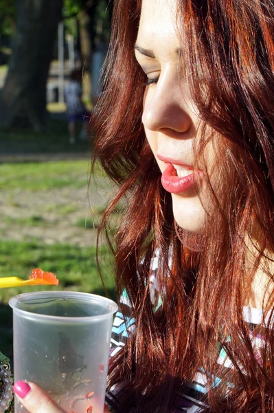 공원에 비 자금을 먹는 아가씨 — 스톡 사진