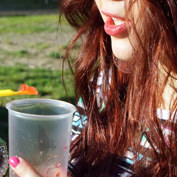 Young lady eating slush in the park — Stock Photo, Image