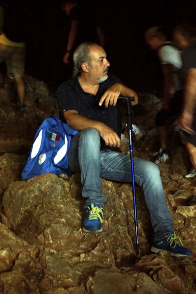 Medjugorje, Citluk, Bósnia e Herzegovina - 14 de agosto de 2015: Detalhe de um peregrino descansando em Podbrdo Hill em Medjugorie — Fotografia de Stock